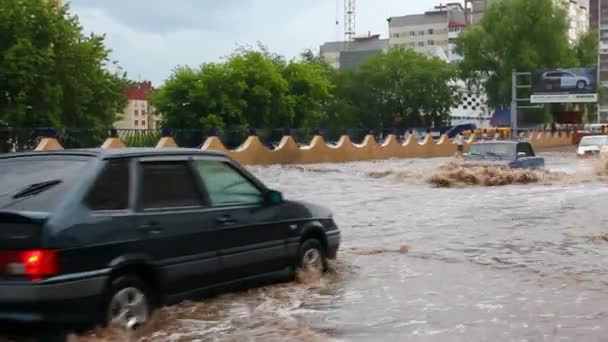 Inundações nas ruas da cidade após chuva torrencial — Vídeo de Stock